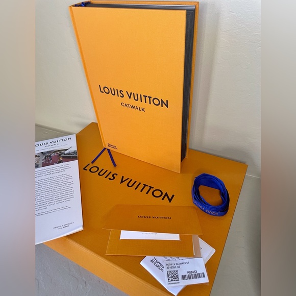 New Louis Vuitton book CATWALK coffee table collectible book - Picture 4 of 17